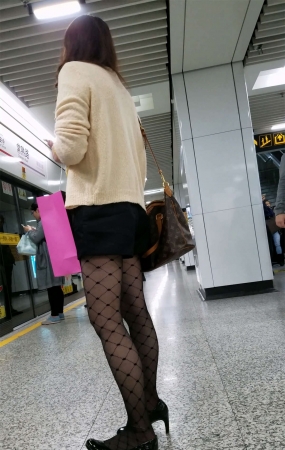 等地铁的黑色网袜黑色高跟黑色短裤少妇