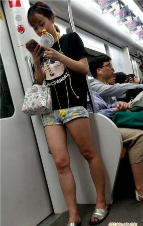 4K地铁上的话热裤黑T恤女孩