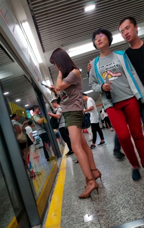 街拍灰色T恤热裤极品美女