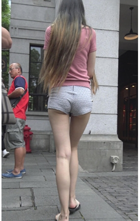 长发短裤月牙美女