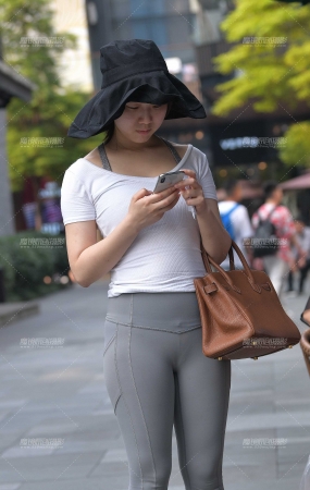 浅灰色瑜伽裤美眉