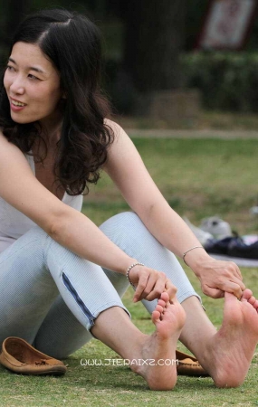 青春女生掰着脚趾展露足底