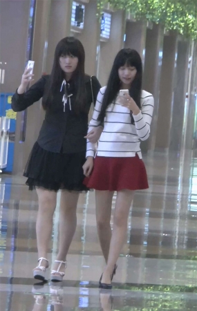 红色短裙美腿少女