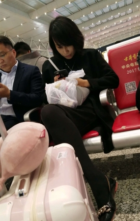 黑色系街拍丝袜MM低头玩手机