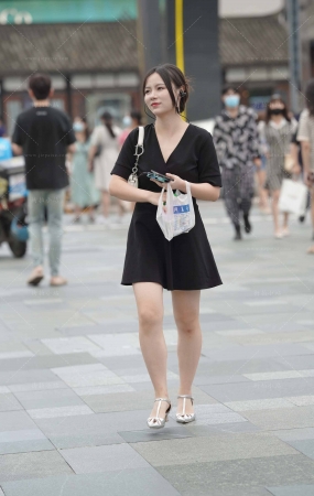 街拍美腿的黑色连衣裙小姐姐