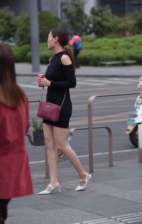 逛街的美女
