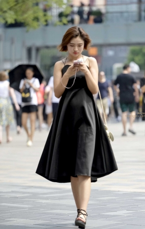菱形吊带裙，彰显美女性感魅力