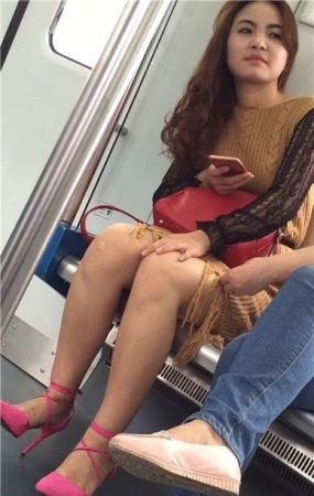 地铁拍摄粉色高跟裸腿性感高颜值美女