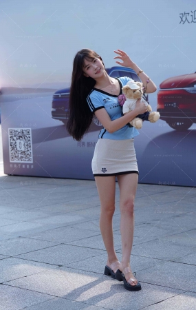 搭讪可爱活泼的短裙美眉