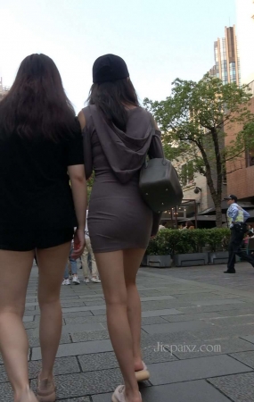 4K - 灰色紧身包臀裙街拍美眉 [1.49 GB/MP4]