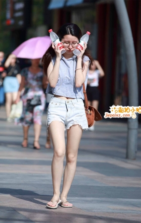 可爱人字拖小妹