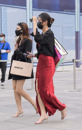 等车的红裙女子