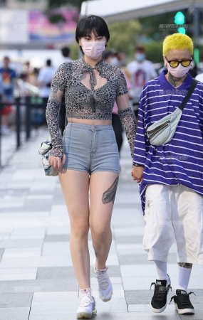 狂野的紧身热裤女友~