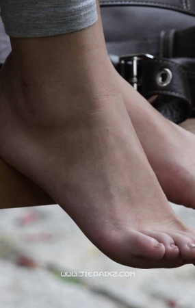 街拍美丽少女脱鞋后，羞涩抱膝坐在长椅上