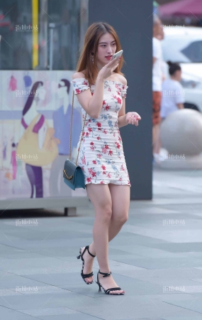 街拍性感的紧身花短裙美女