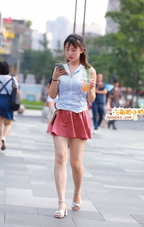 妩媚的短裙辣妹