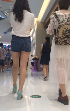 蓝色牛仔短裤极品白皙长腿美女
