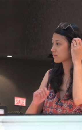 流连于手表柜台前的长身细腿美女