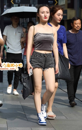 街拍热裤、吊带MM