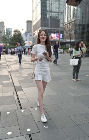 摄霸街拍作品 - 小姐姐的裙子好短耶