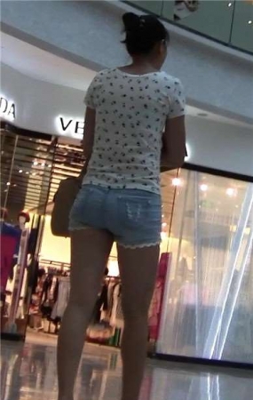 热裤美腿少妇逛超市 [1.83 GB]