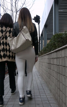 极品紧身白裤丰腴美臀性感美女