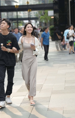 街拍甜美白皙，吊带长裙小仙女~