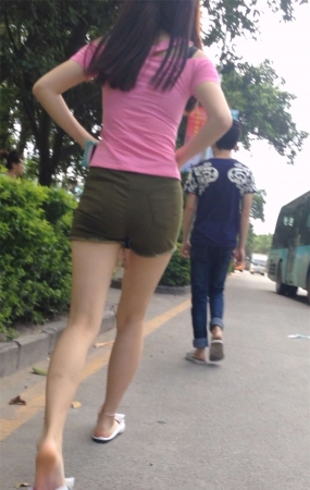 绿色短热裤美女