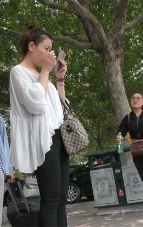 对着镜子整理容装的小美女