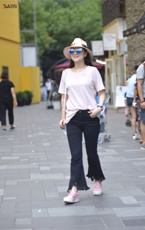 时尚地标里的美女漂亮性感组图-12P