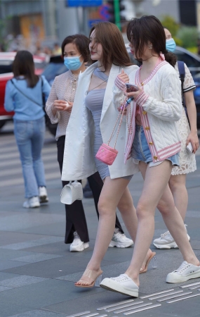 热裤甜妹