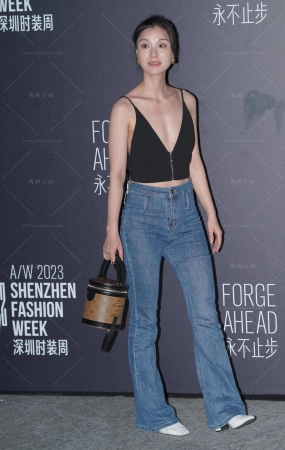 深V装牛仔长裤美女