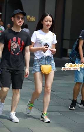黄色小包包牛仔短裤年轻小妹