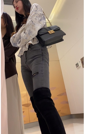 黑色长靴牛仔裤小姐姐