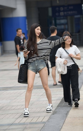 夏日热裤小姐姐，凉快，春光....