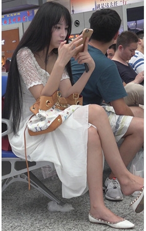白裙长发美女
