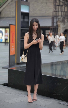 甜美黑色长裙小姐姐
