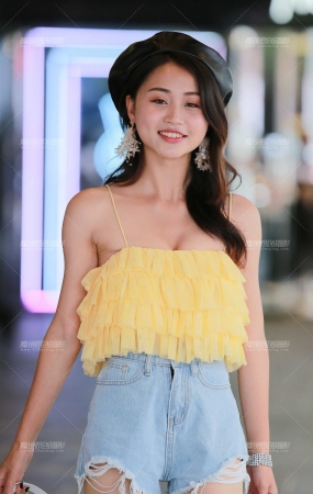 热裤小美女