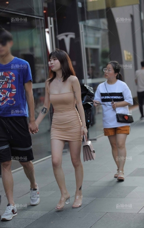 街拍米色紧身吊带裙美女