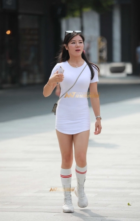 活泼开朗的短裙妹纸