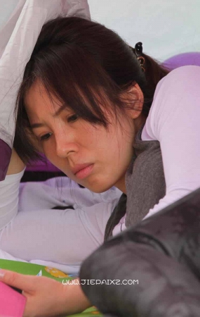 帐篷中的成熟女子