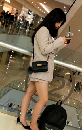 极品短裙黑高跟美女
