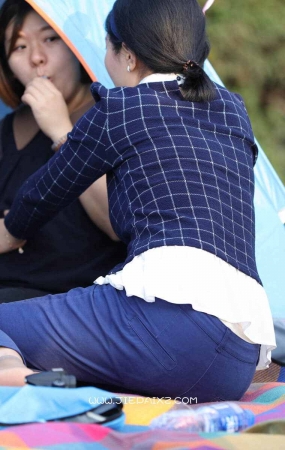 装萌的短丝短袜少妇