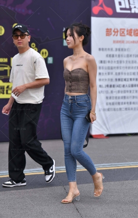 另一位摄影师拍的紧身牛仔时尚美女