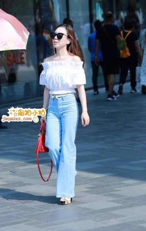 落落大方的喇叭牛仔裤街拍美女
