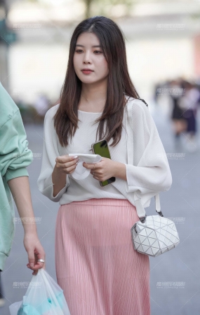 长裙美眉