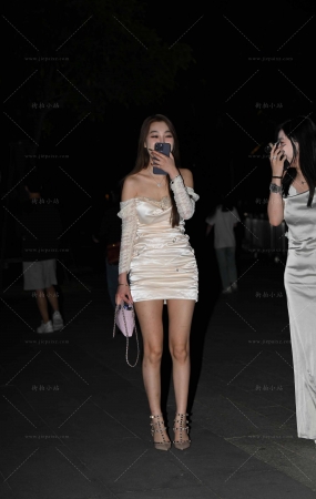 夜拍性感的裙装美女