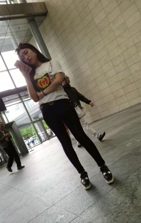 超有气质的白T恤黑色紧身裤街拍漂亮美女