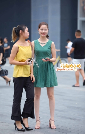 连衣裙、凉高跟少妇