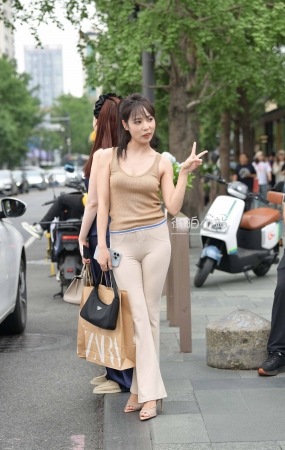 街拍长裤苗条马尾辫小姐姐